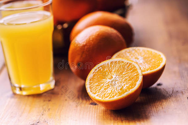 切橘子。 按橙色手动方法。 橘子和切片橘子，果汁和榨汁机。