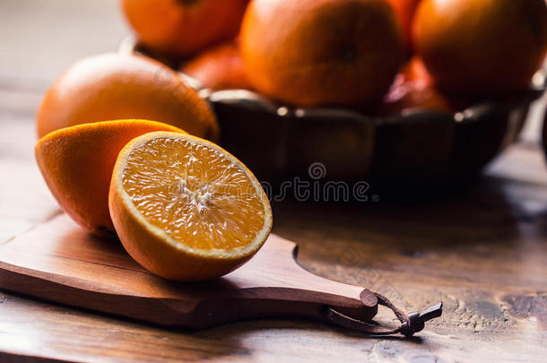 切橘子。 按橙色手动方法。 橘子和切片橘子，果汁和榨汁机。