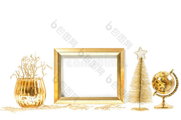 金色框架和圣诞装饰品。 模拟图片