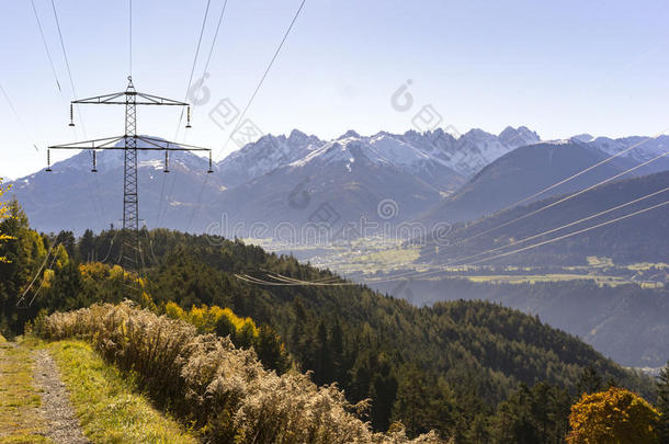 电塔穿过铁环中的阿尔卑斯山