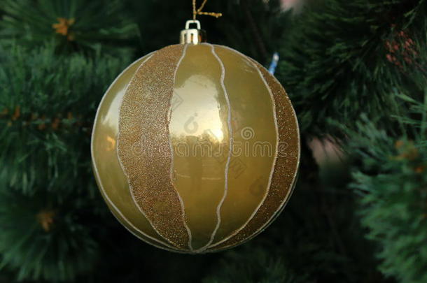 一条街的圣诞树上的大黄球