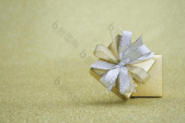 金色礼品盒，金色背景上有丝带