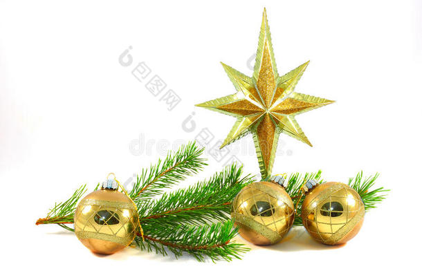 绿松树枝上有<strong>金色</strong>的圣诞树球和<strong>星星</strong>。