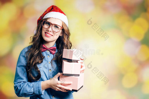 穿着圣诞老人帽子的有趣的时髦女孩