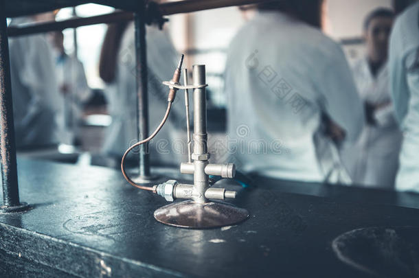 用于内热反应的Bunsen燃烧器。实验室Bunsen燃烧器，用于消毒、燃烧和热处理的单气焰