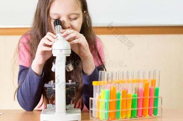 儿童科学家做实验