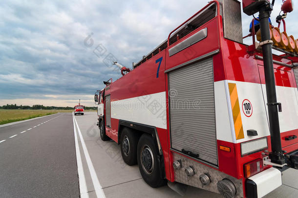 道路上的消防车或消防车。 后视图