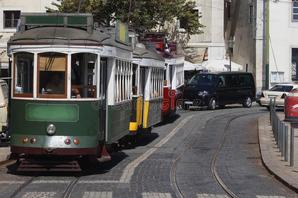 绿色假期里斯本葡萄牙铁轨