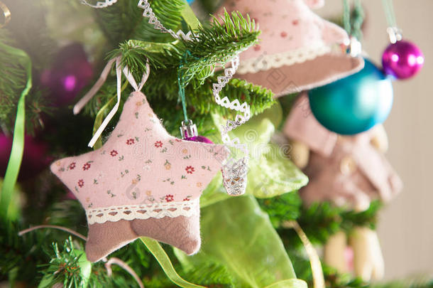 杉木树枝上的手工圣诞装饰品