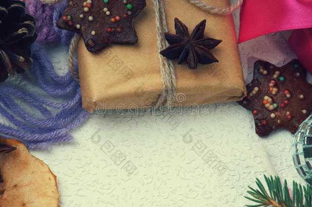 圣诞礼盒，饼干，冷杉树枝和冬季围巾