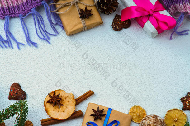 圣诞礼盒，冬季围巾，饼干和干果