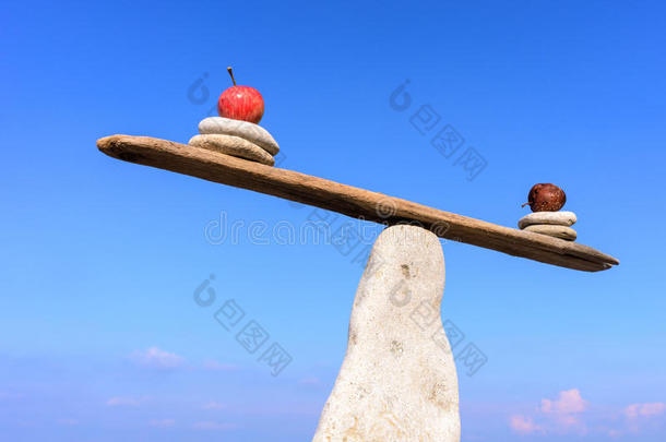 石头上苹果的平衡