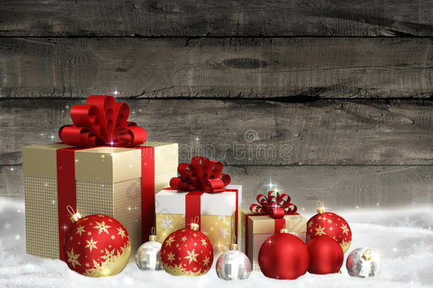 圣诞<strong>主题</strong>与玻璃球和礼品盒在木制<strong>背景墙</strong>和免费空间的文字