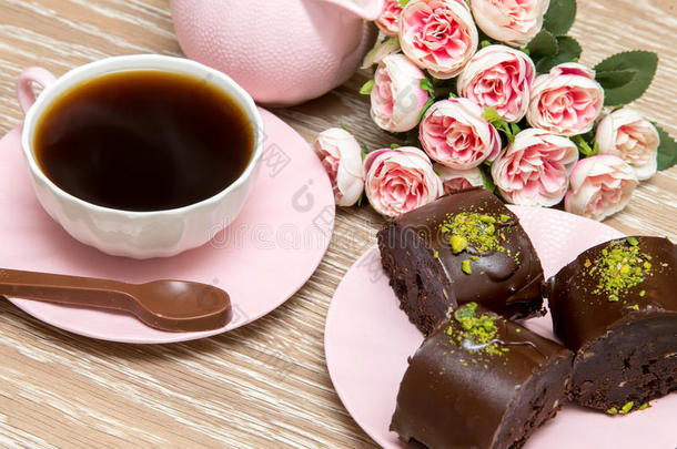 咖啡和星星饼干和粉红色的花