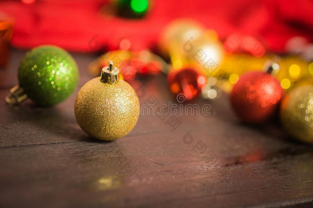 圣诞背景红色装饰品，金色礼品盒，浆果