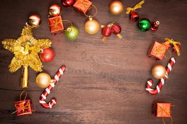 圣诞<strong>礼品</strong>盒，食品装饰和杉木树枝在木桌上。圣诞节<strong>礼品</strong>盒，食品装饰和杉木树枝在木塔上