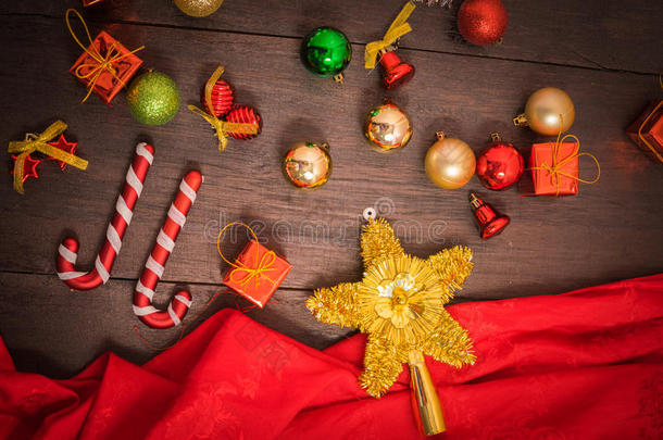 圣诞礼品盒，食品装饰和<strong>杉木</strong>树枝在木制桌子上