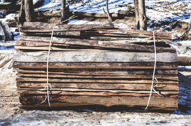 一堆修剪过的木板冬天的院子