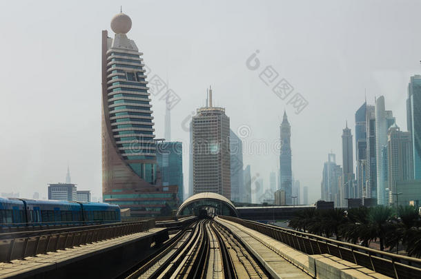 迪拜地铁是世界上最长的全自动化地铁网络（75