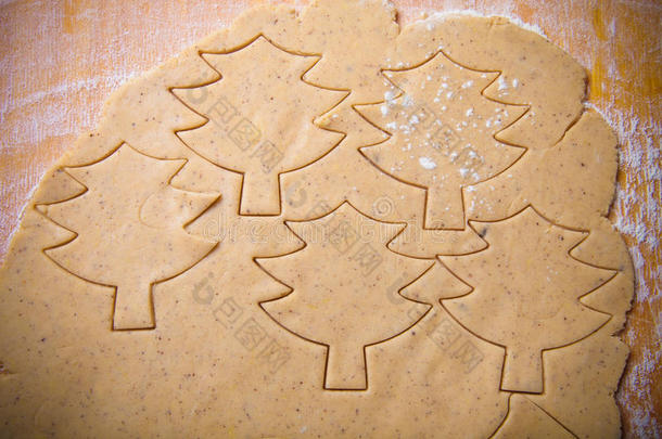 面团为姜饼饼干和饼干切割在不同的形状在轻木切割板，如背景。 色调