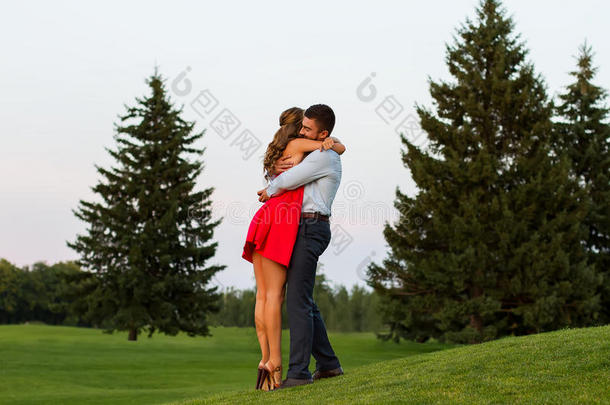 男人和女孩温柔地拥抱。