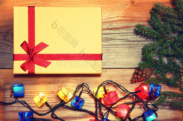圣诞礼物背景。 盒子和锥。 新年卡片。