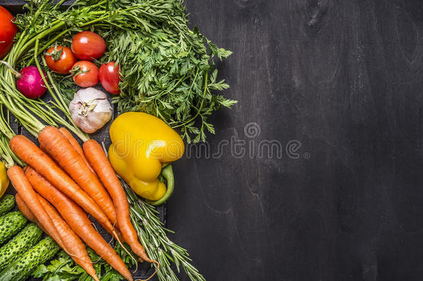 五颜六色的各种有机农场蔬菜，胡萝卜，樱桃西红柿，大蒜，黄瓜，柠檬，胡椒，萝卜，木勺盐