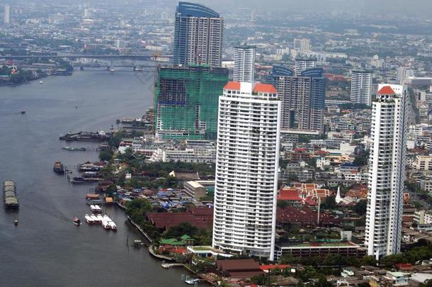 在曼谷市，泰国，亚洲的ChaoFraya河畔摩天大楼、天际线或塔楼的空中景观。