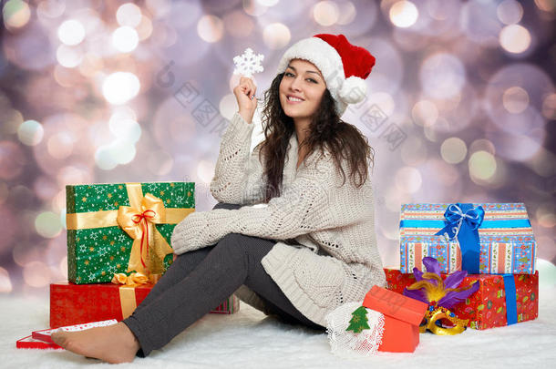 美丽的年轻女孩戴着圣诞帽，带着大雪花玩具和GIF