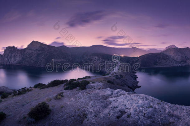 美丽的夜景，山，海和星空