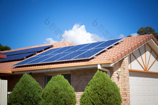 <strong>屋顶</strong>上的太阳能电池板