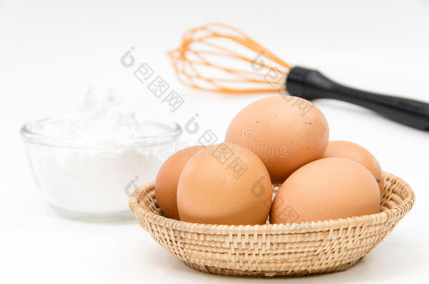 鸡蛋，搅拌和面粉在白色