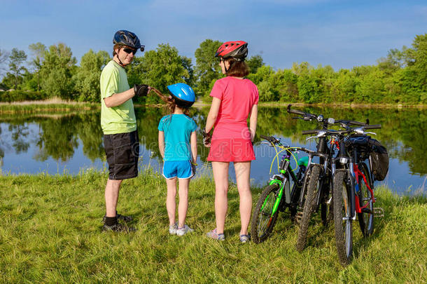家庭自行车户外骑行，积极的父母和孩子骑自行车