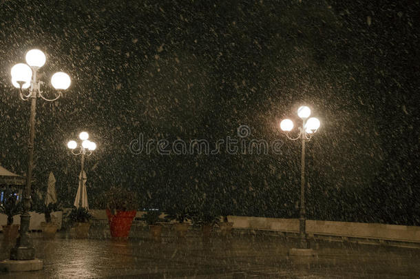 12月的一个晚上，在卡利亚里堡垒的上广场，在雪地下，卡利亚里召唤了意大利巴斯蒂安
