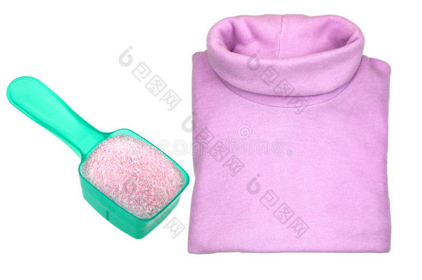 洗衣粉旁边的粉红色保暖高领衬衫