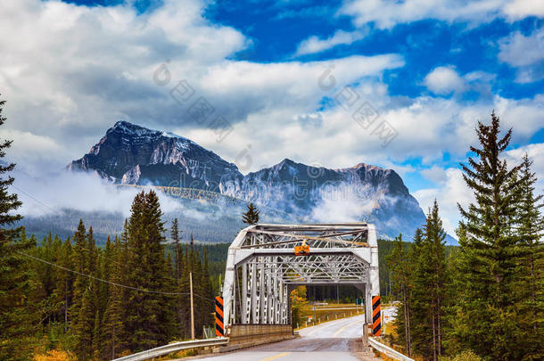 风景如画的山脉保护区的桥梁