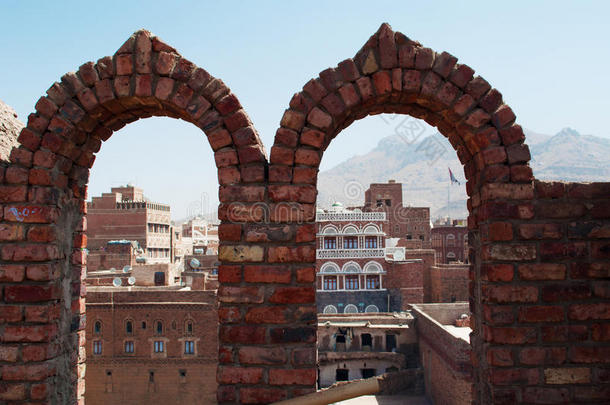 在也门的萨那老城，拱门墙后面的装饰房屋和宫殿<strong>一览</strong>无余