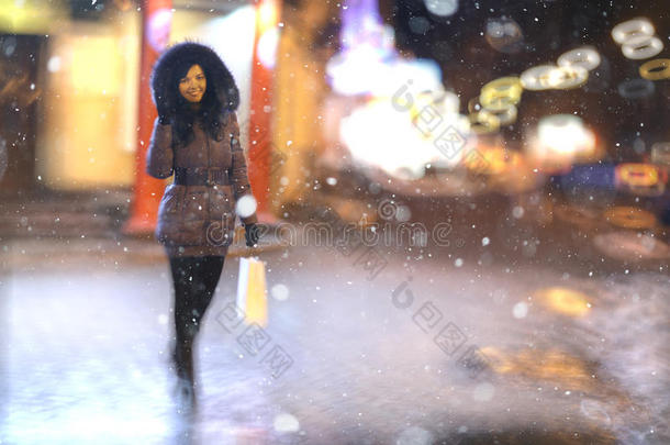 女孩在冬夜城散步