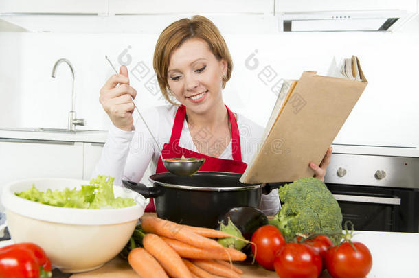 有吸引力的厨师妇女准备蔬菜炖准备蔬菜炖汤，阅读食<strong>谱</strong>食<strong>谱</strong>食<strong>谱</strong>