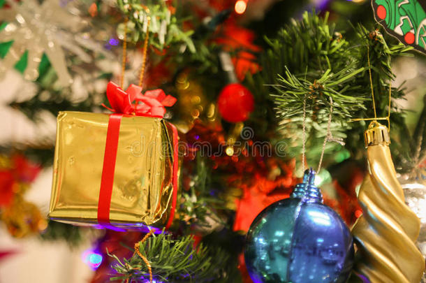 圣诞装饰品或圣诞树灯为庆祝日做准备，抽象的Bokeh灯很好地用于背景