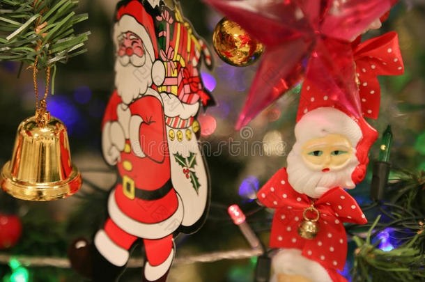 圣诞装饰品或圣诞树灯为庆祝日做准备，抽象的Bokeh灯很好地用于背景