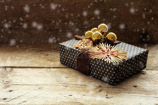 圣诞礼物与稻草<strong>星星</strong>和<strong>金色</strong>的鲍布在一个乡村的木制背景