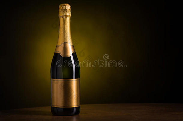 一瓶带有空<strong>白金色</strong>标签的香槟
