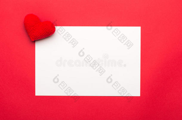 空白情人节卡片与小心脏。 红色的心在白色的<strong>背景</strong>上为情人节，情人节卡片，爱