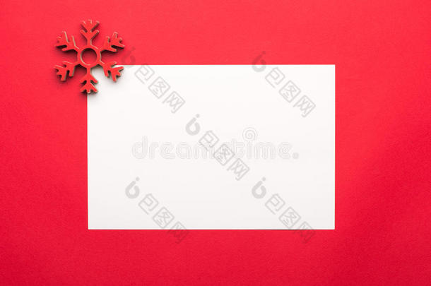 圣诞背景。 圣诞装饰红色背景与合作空间。 从上面看