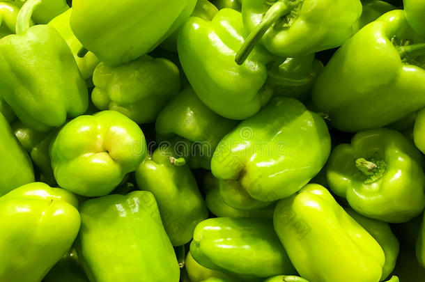 蔬菜市场上的绿色辣椒