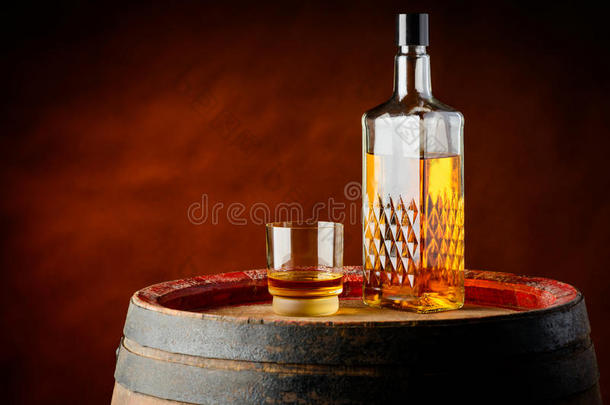 威士忌酒杯和酒瓶
