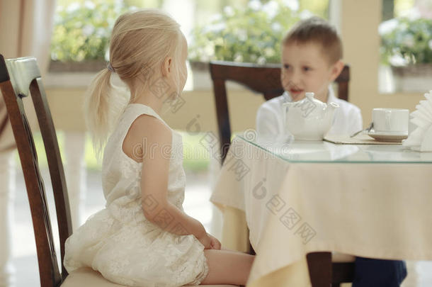 孩子们在咖啡馆喝茶