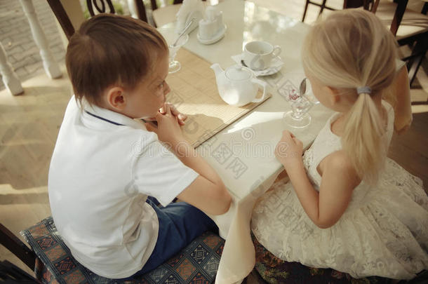 孩子们在咖啡馆喝茶