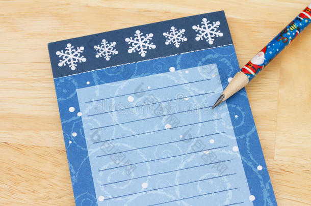 圣诞愿望清单，带铅笔和复印件的圣诞愿望单